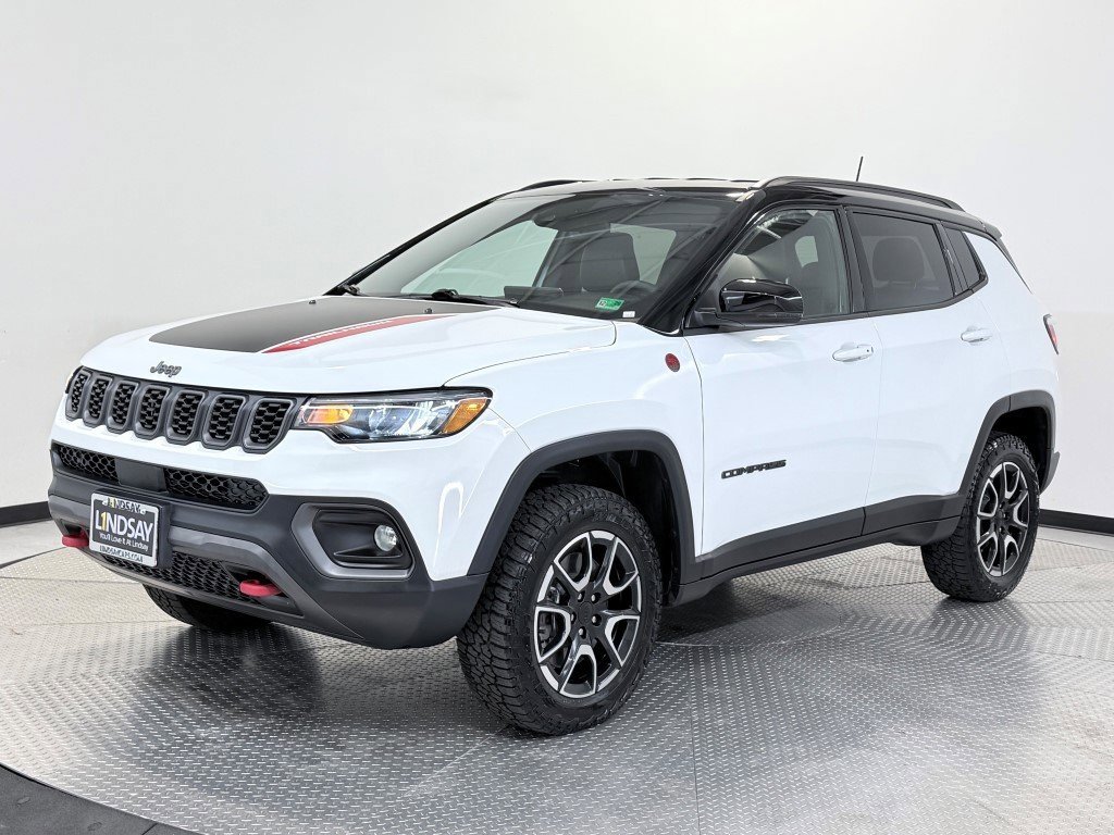 Used 2024 Jeep Compass Trailhawk image 3