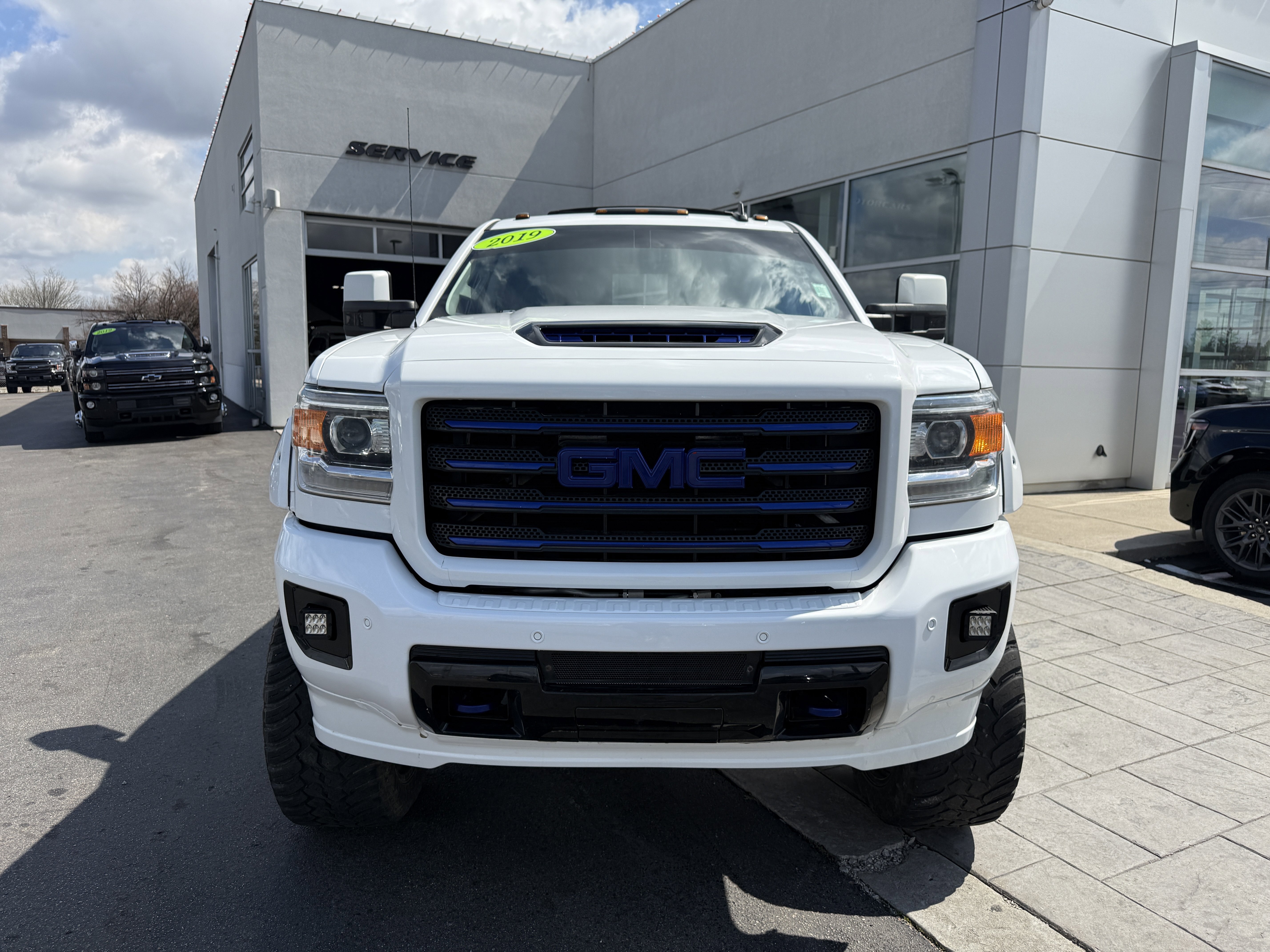 Used 2019 GMC Sierra 2500 SLT w/ All Terrain HD Package AWD/4WD image 9