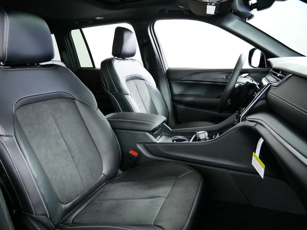 Used 2024 Jeep Grand Cherokee Altitude image 25