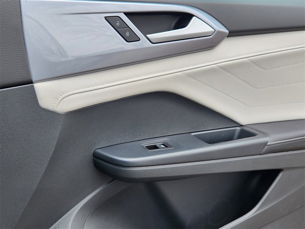New 2025 Volkswagen Taos SEL image 27