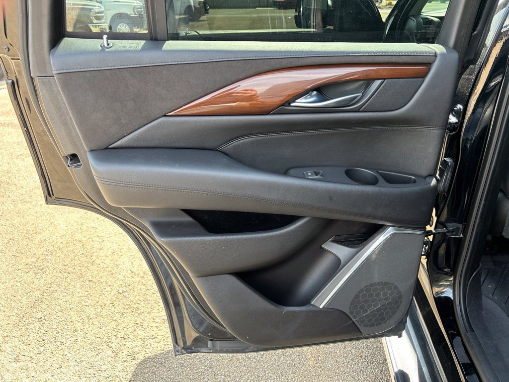 Used 2018 Cadillac Escalade Luxury AWD/4WD image 9