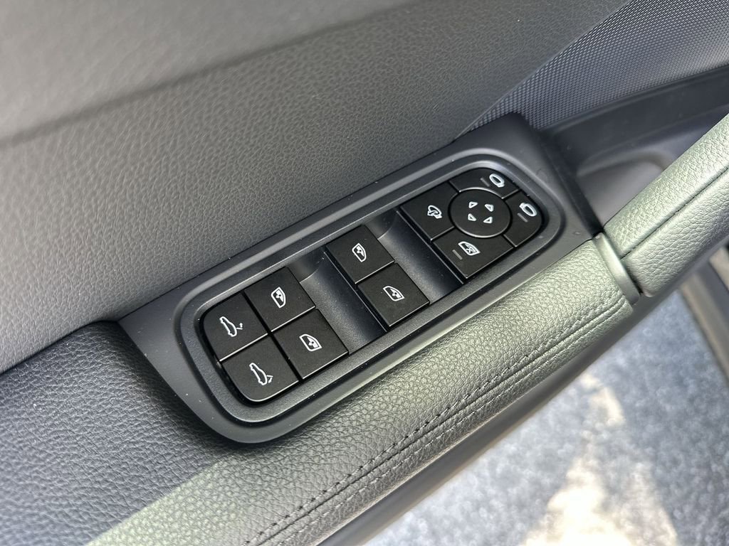 Certified 2025 Porsche Cayenne image 9