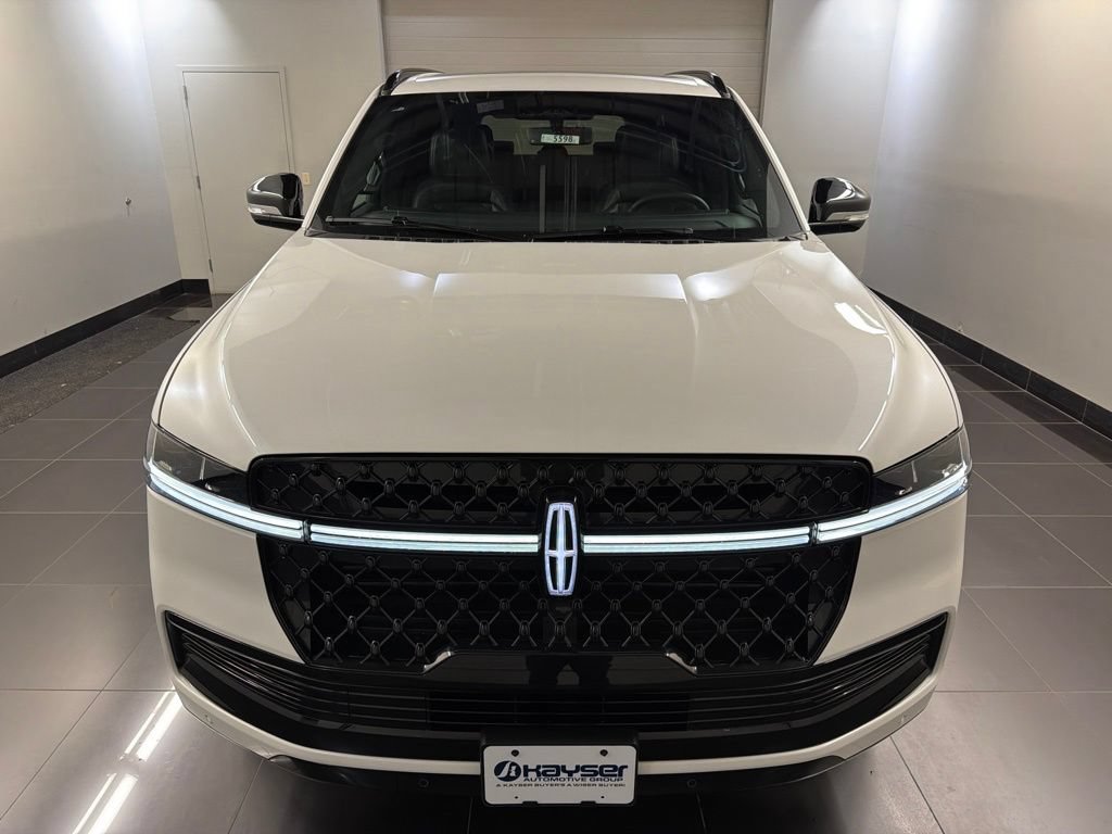 New 2026 Lincoln Navigator Reserve w/ Jet Appearance Package AWD/4WD image 2
