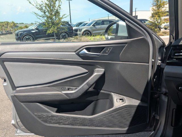 Used 2025 Volkswagen Jetta SE FWD image 22