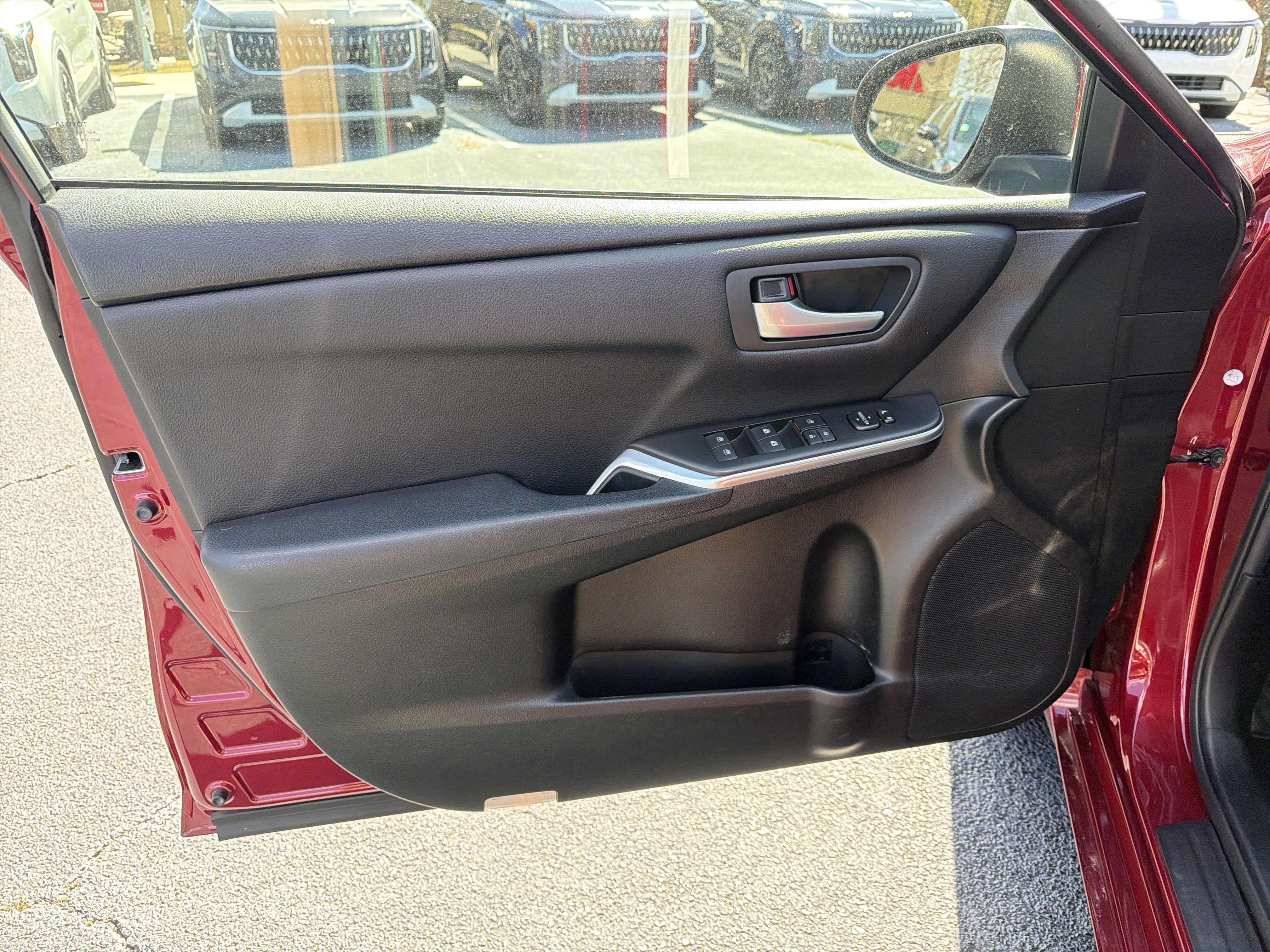 Used 2017 Toyota Camry SE image 18