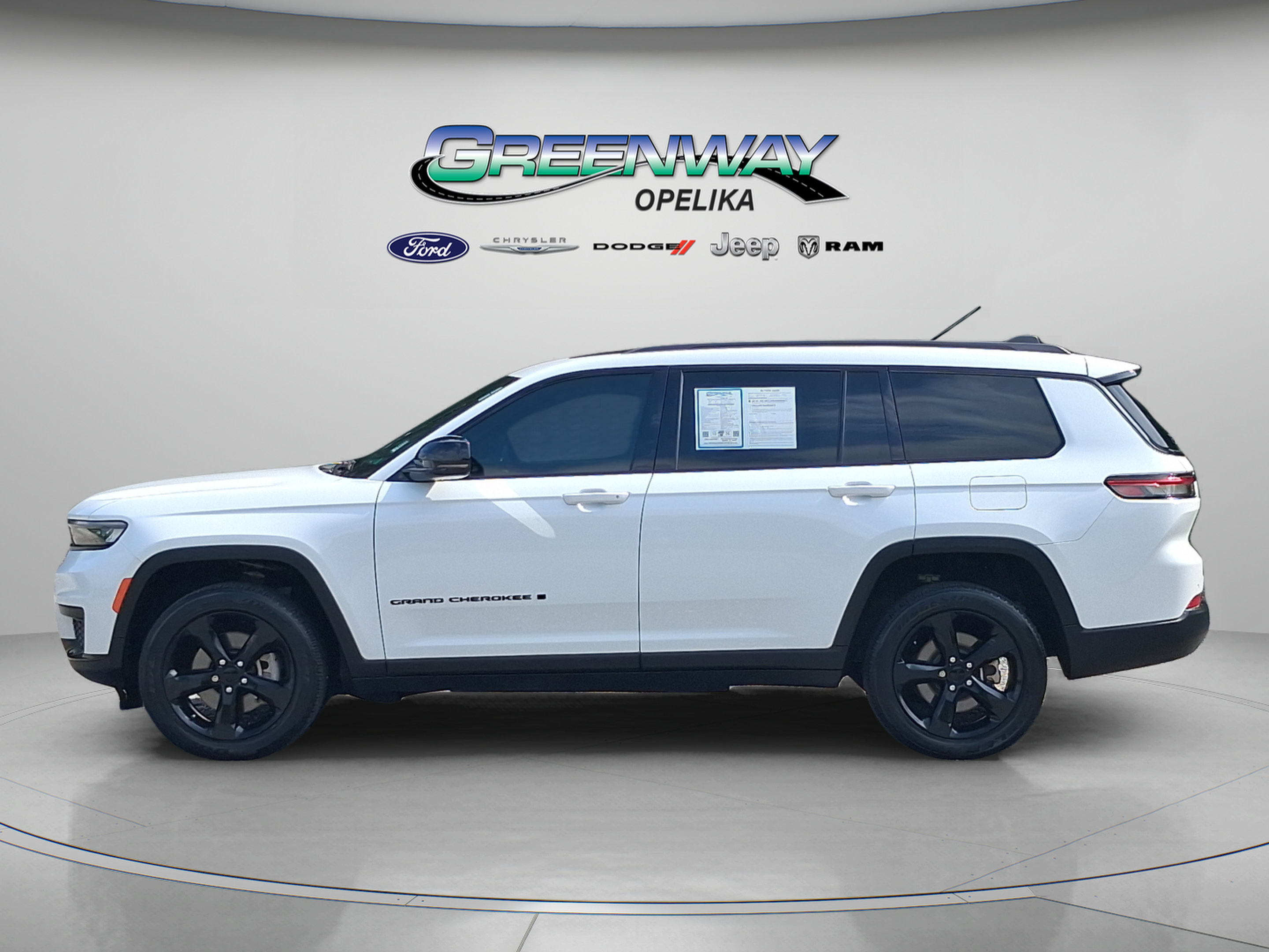 Used 2024 Jeep Grand Cherokee L Altitude RWD image 4