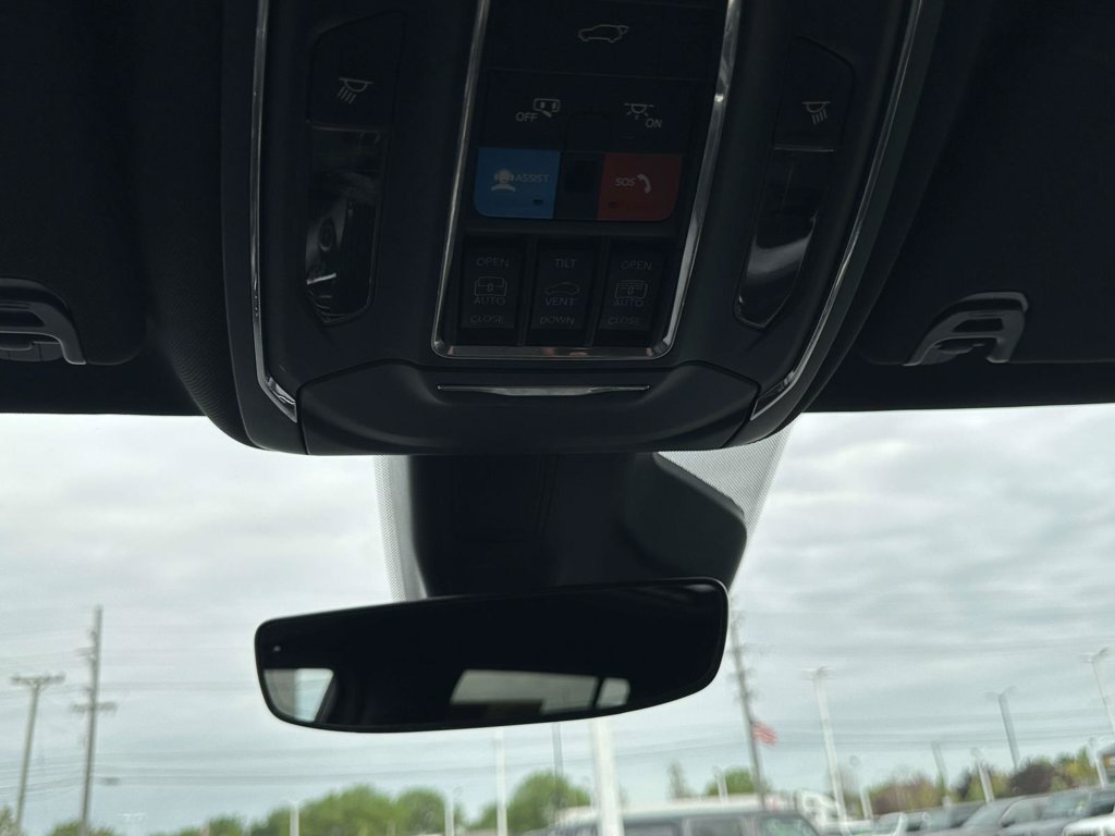 Used 2024 Jeep Wagoneer L Series II AWD/4WD image 33