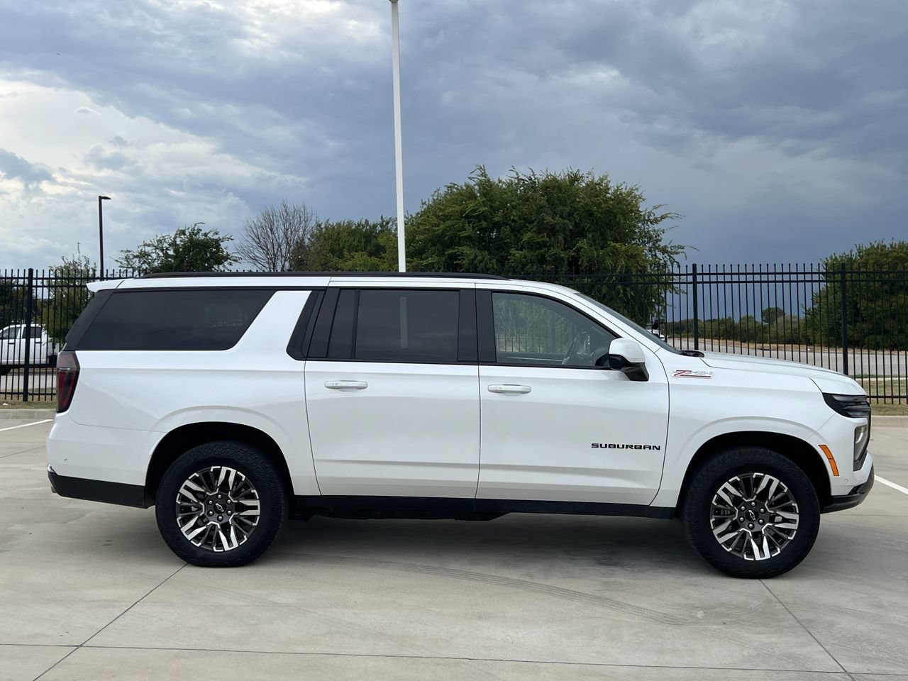Used 2025 Chevrolet Suburban Z71 AWD/4WD image 3