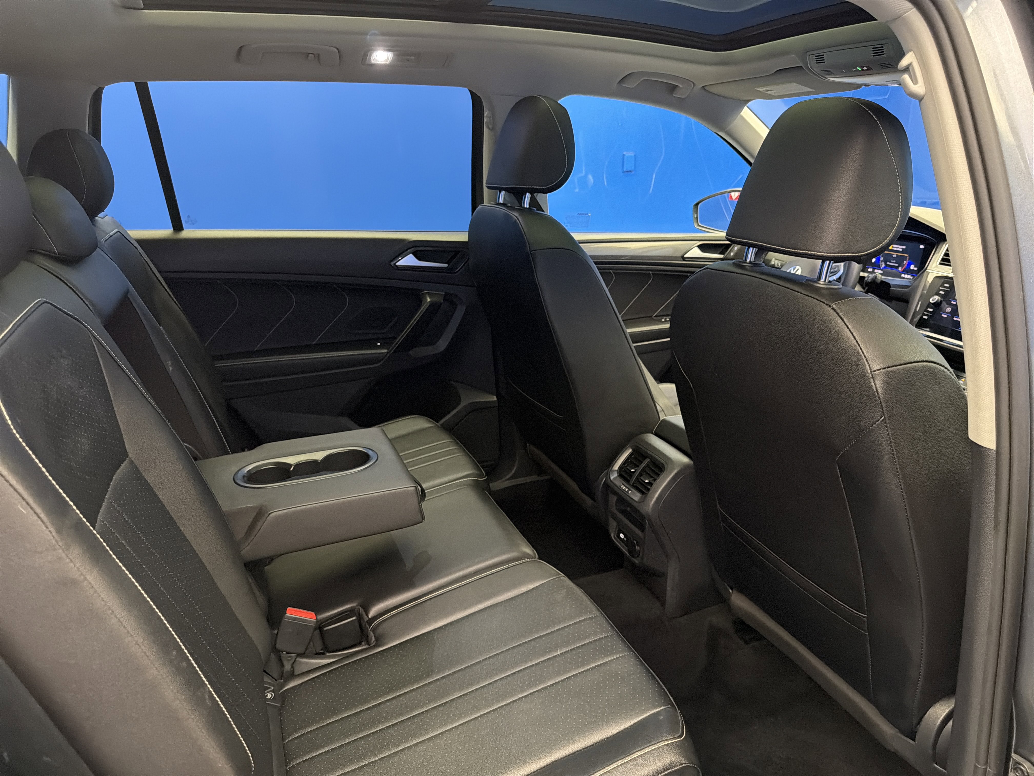 Used 2023 Volkswagen Tiguan SE w/ Panoramic Sunroof Package FWD image 26