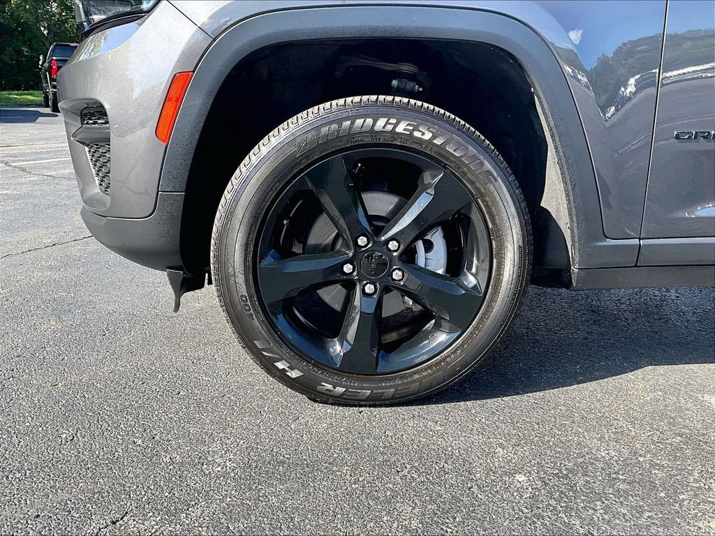 Used 2023 Jeep Grand Cherokee Altitude AWD/4WD image 7