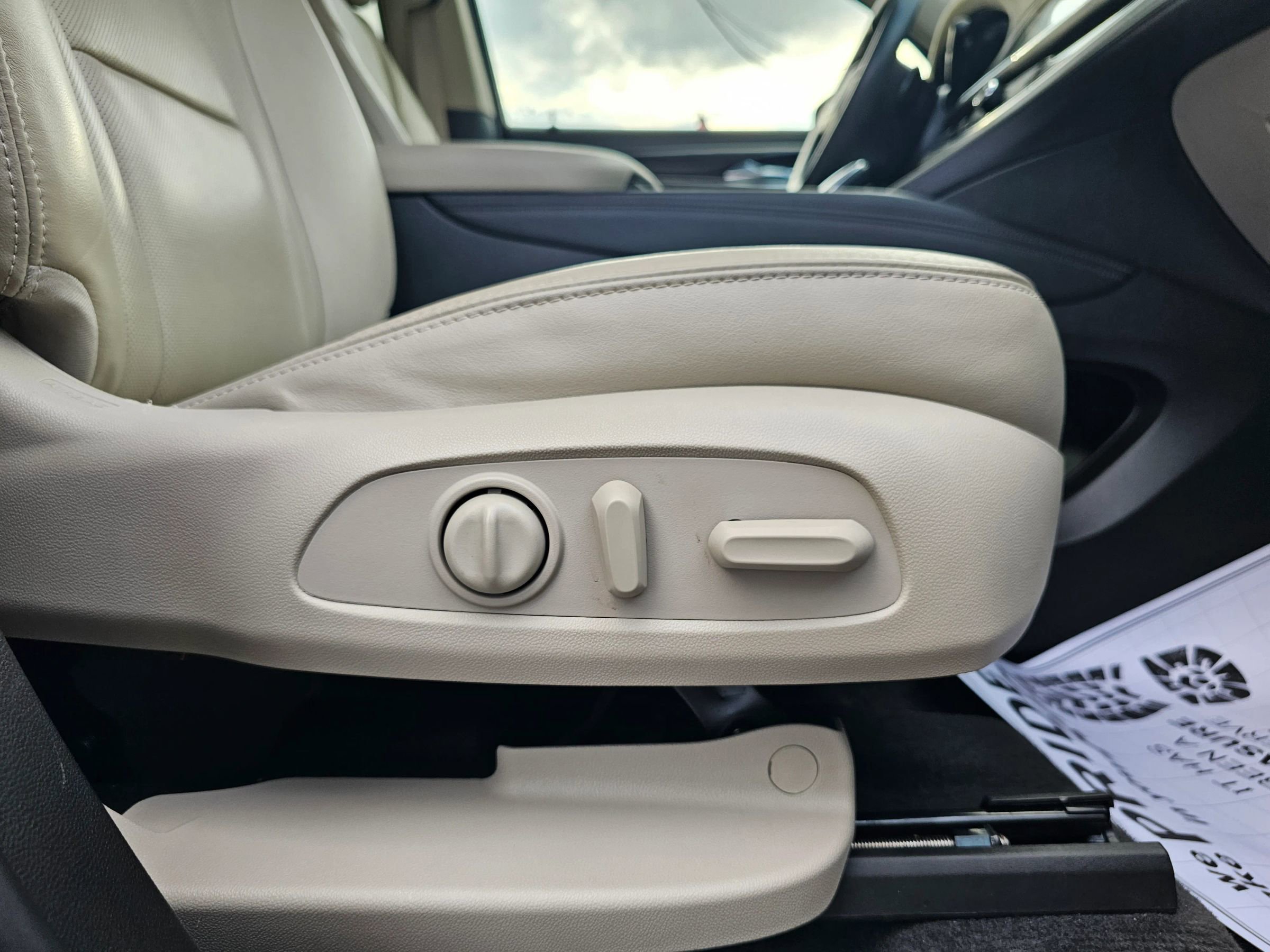 Used 2021 Buick Enclave Essence image 32