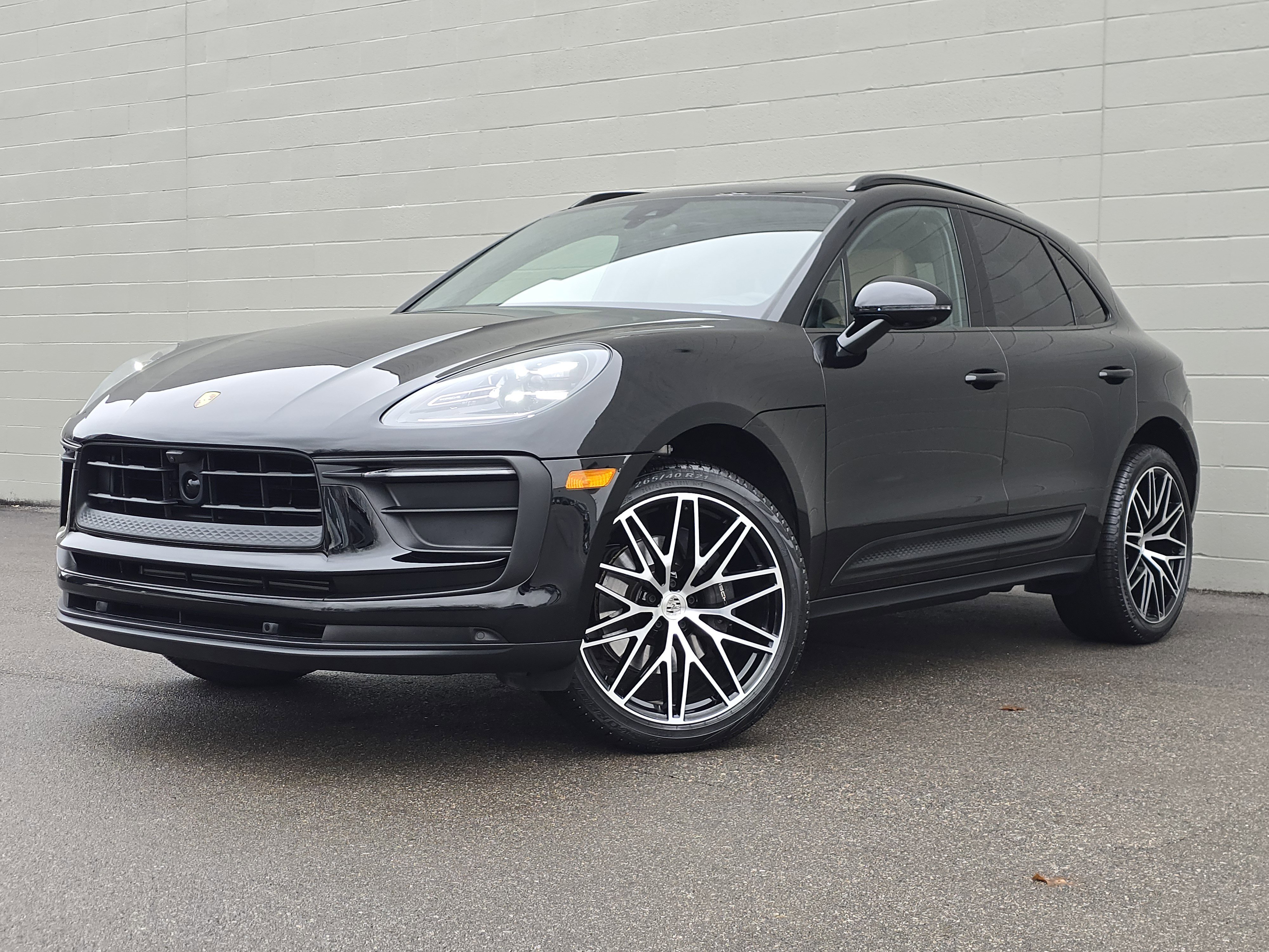 Certified 2025 Porsche Macan image 1