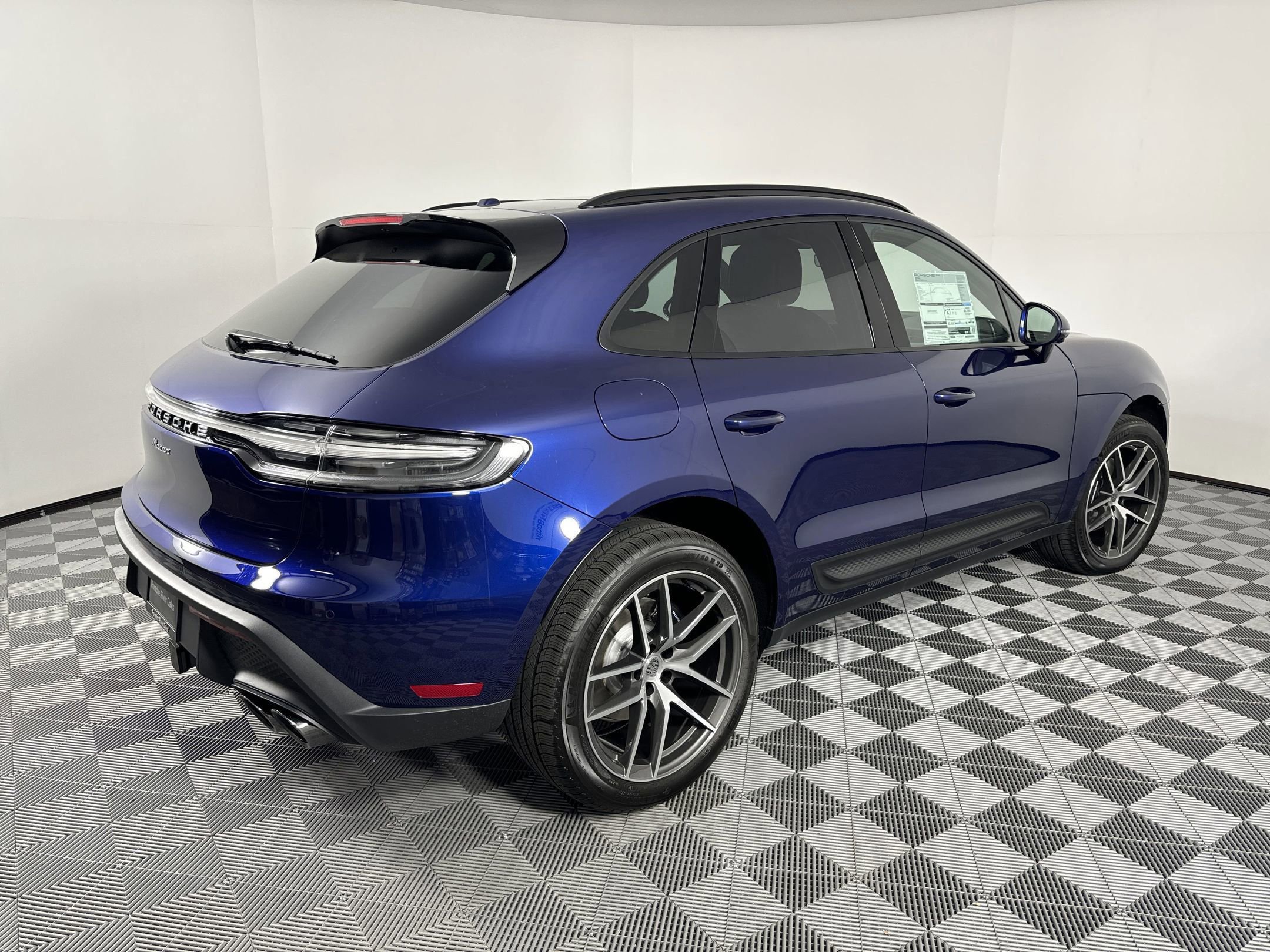 Certified 2025 Porsche Macan AWD/4WD image 9