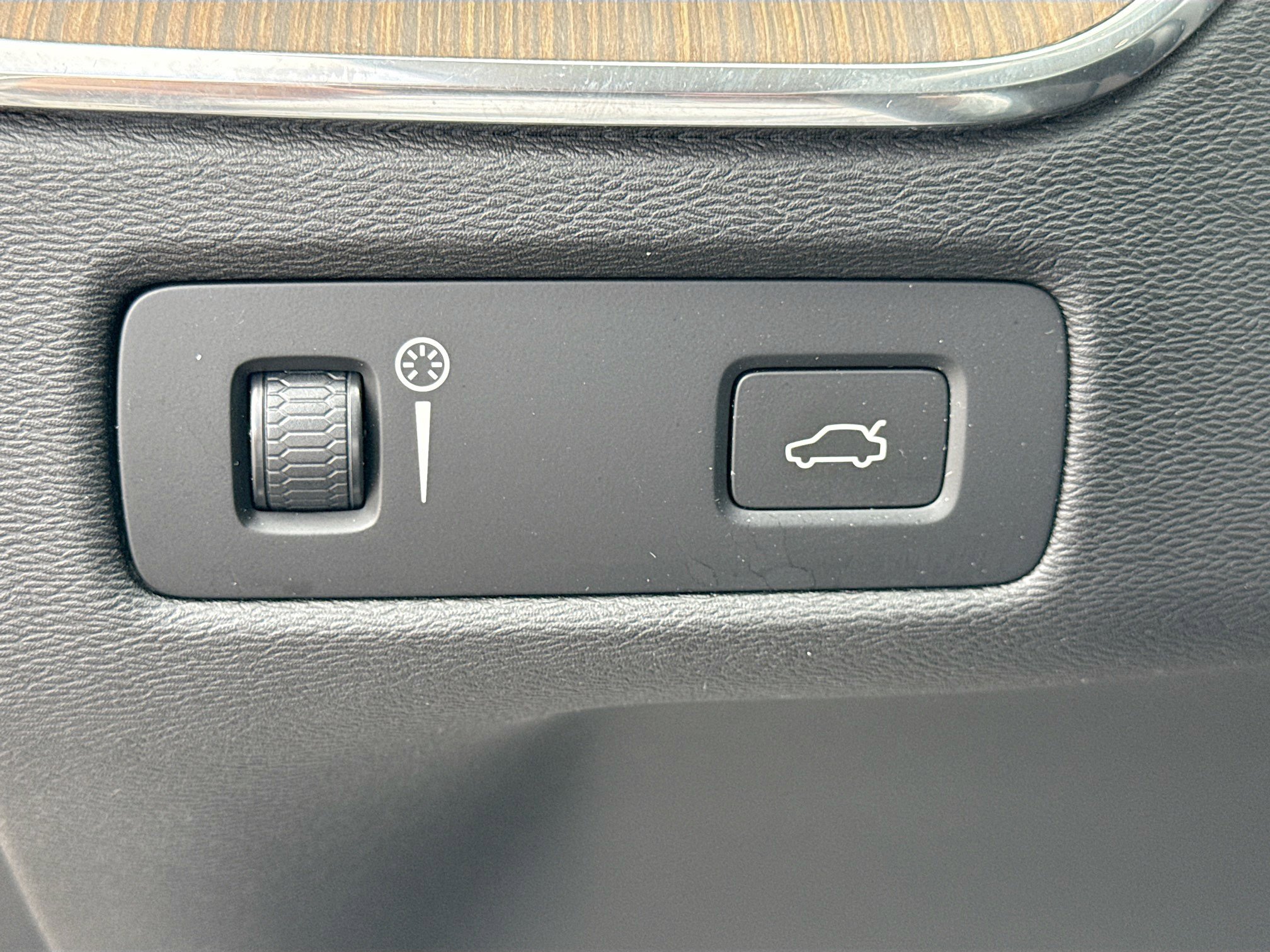 Used 2019 Volvo XC60 T5 Momentum w/ Multimedia Package image 34