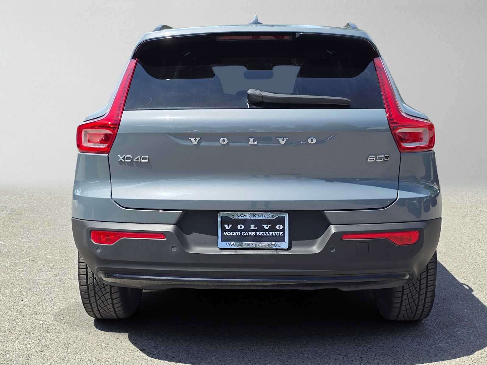 Certified 2023 Volvo XC40 B5 Plus w/ Protection Package Premier AWD/4WD image 4