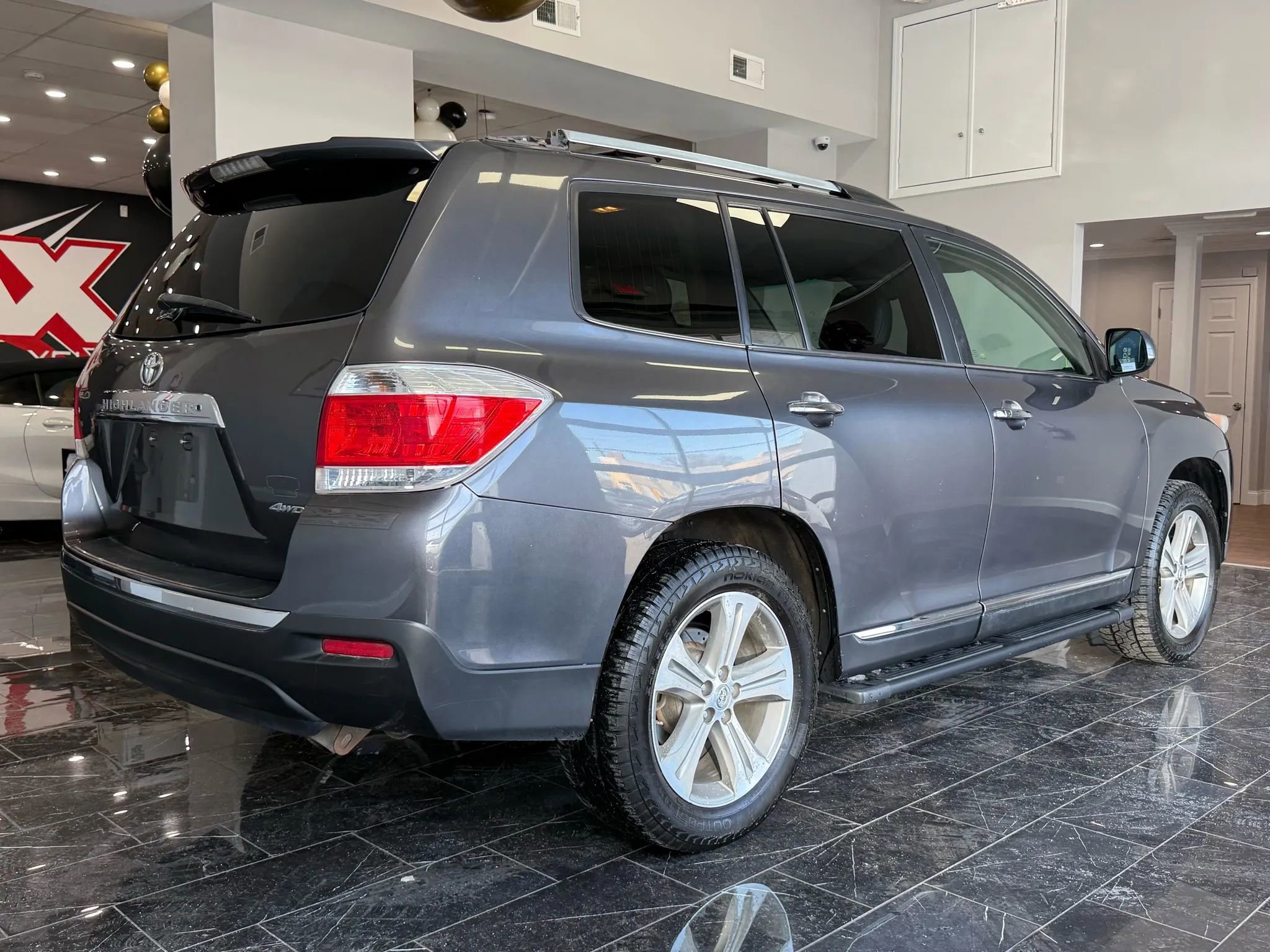 Used 2012 Toyota Highlander Limited w/ Tow Pkg image 6
