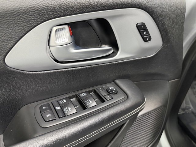 Used 2021 Chrysler Pacifica Touring-L w/ Uconnect Theater Family Group image 19