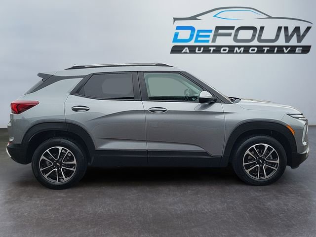 Used 2024 Chevrolet TrailBlazer LT w/ LT Cold Weather Package image 2