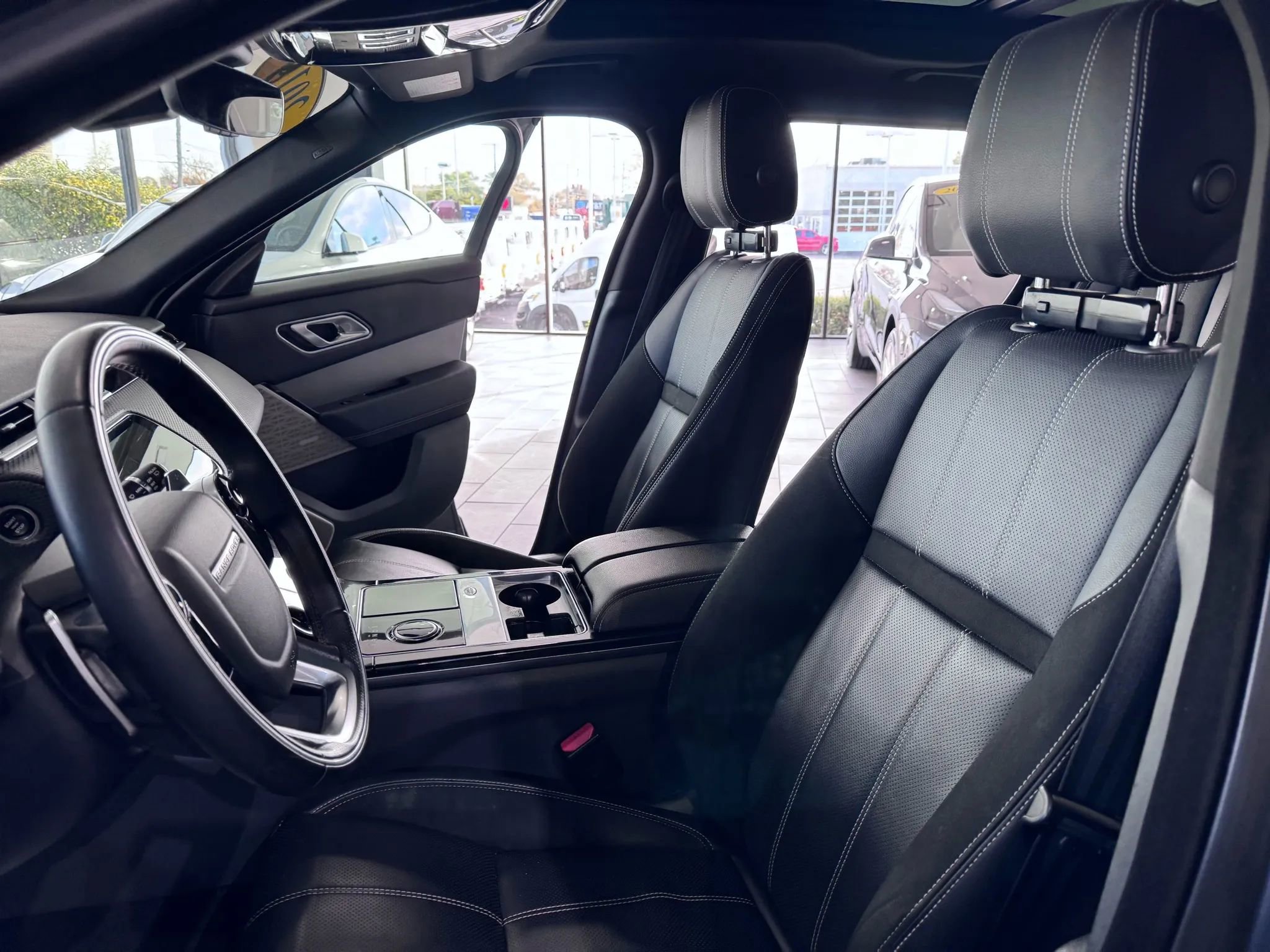 Used 2019 Land Rover Range Rover Velar R-Dynamic SE image 10