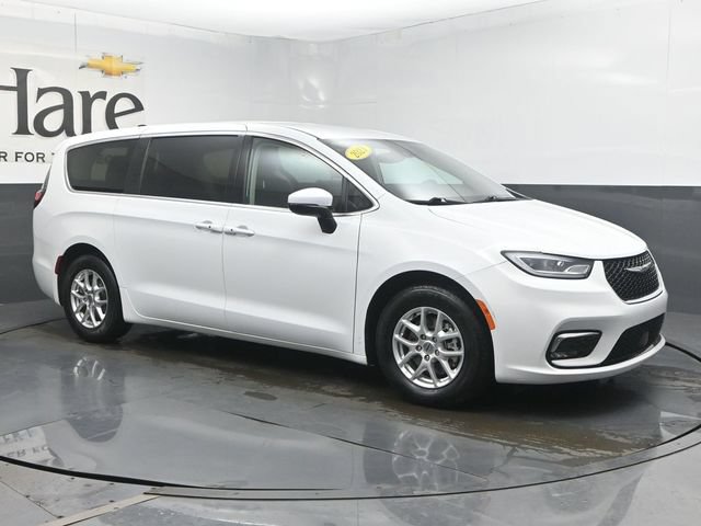 Used 2023 Chrysler Pacifica Touring-L FWD image 6