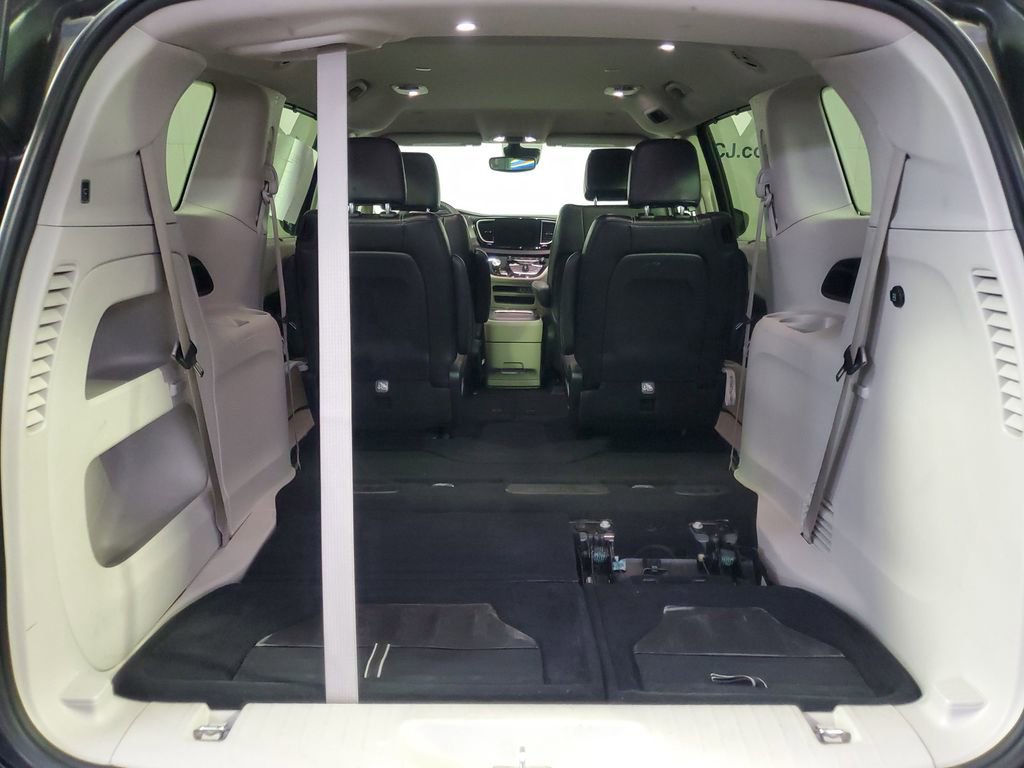 Used 2023 Chrysler Pacifica Touring-L image 11