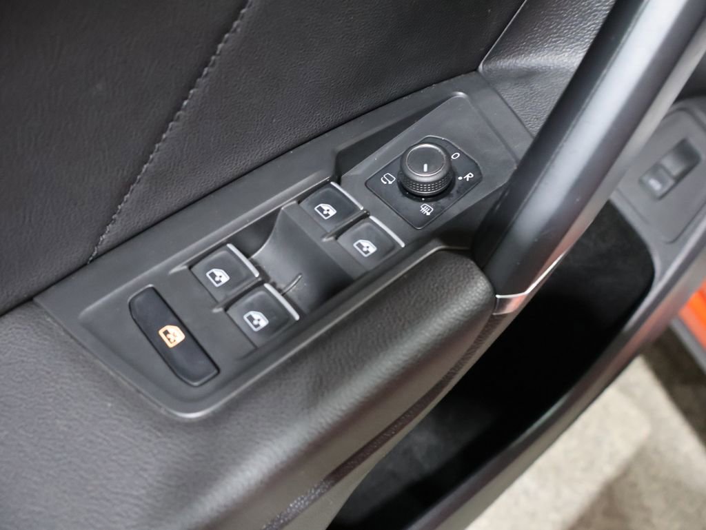 Used 2018 Volkswagen Tiguan SEL Premium w/ 3rd Row Seat Package image 15