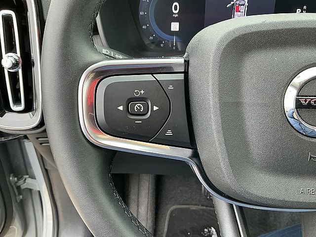 Certified 2025 Volvo XC40 B5 Core image 27