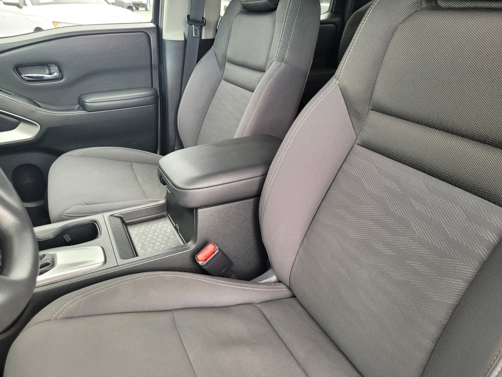 Used 2023 Nissan Frontier SV image 16