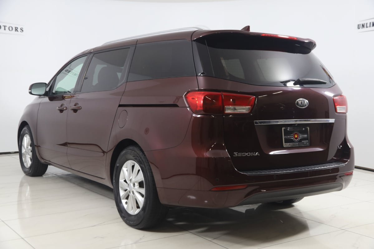 Used 2017 Kia Sedona LX w/ LX Essentials Premium Package FWD image 4