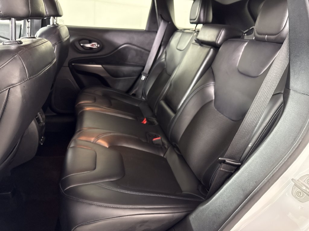 Used 2020 Jeep Cherokee Latitude Plus w/ Cold Weather Group AWD/4WD image 13