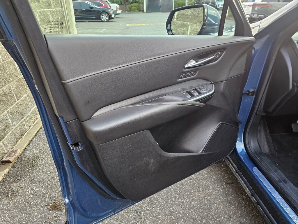 Used 2025 Cadillac XT4 Premium Luxury image 23