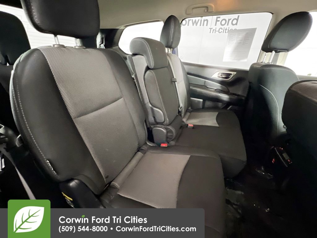 Used 2018 Nissan Pathfinder SV image 16