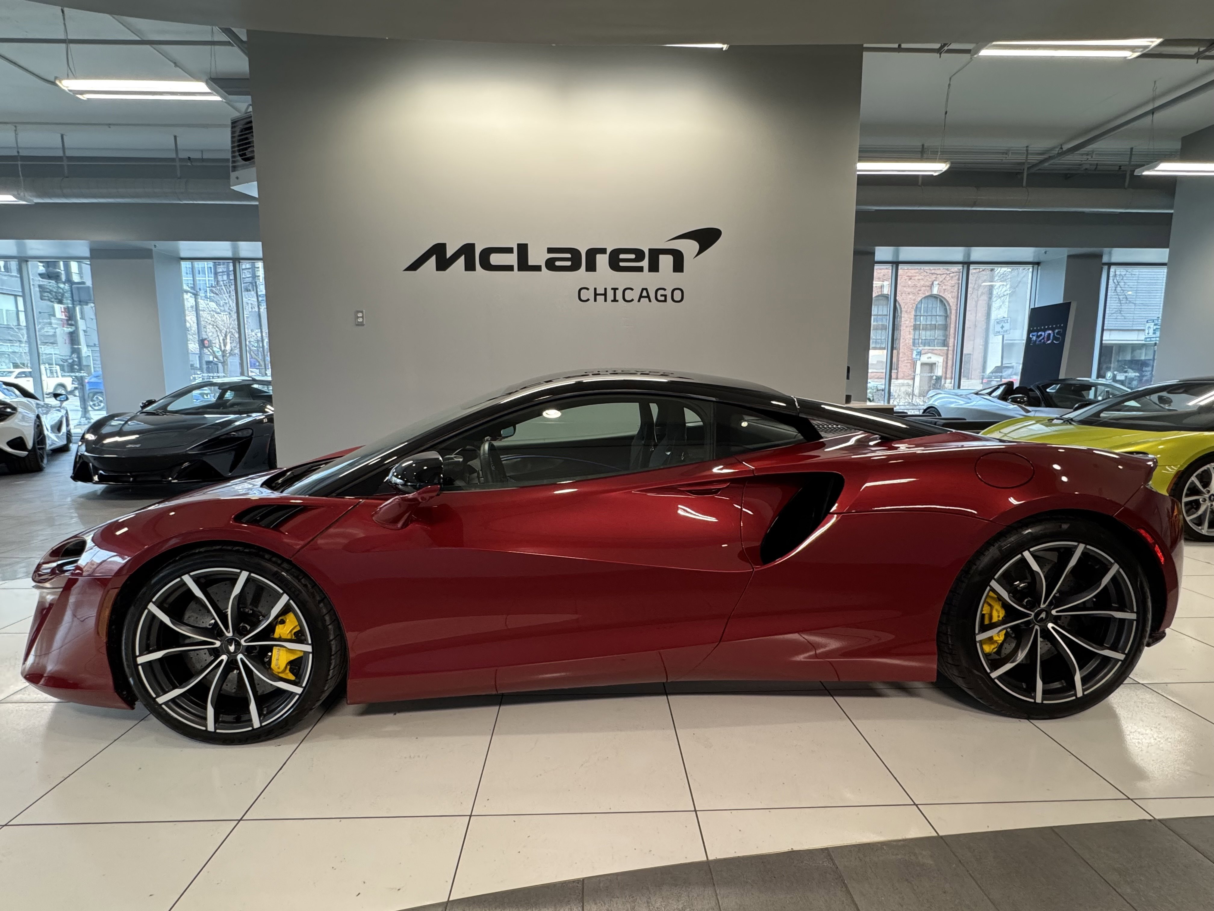 Used 2023 McLaren Artura image 2