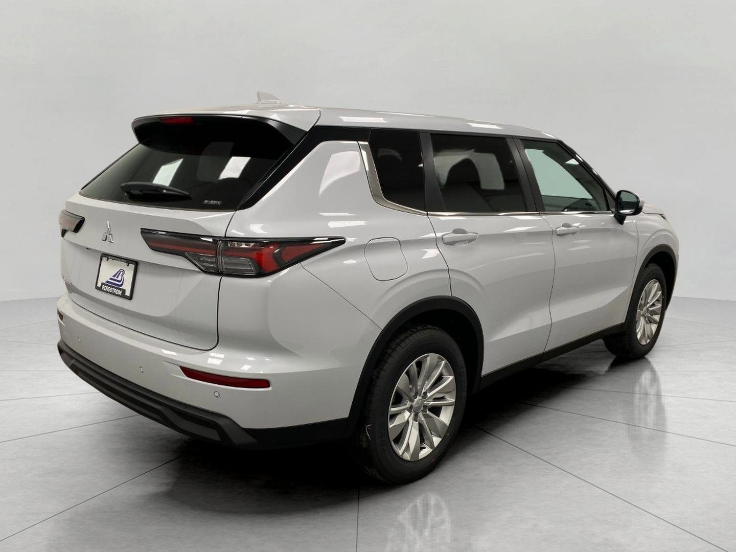 New 2026 Mitsubishi Outlander ES image 3