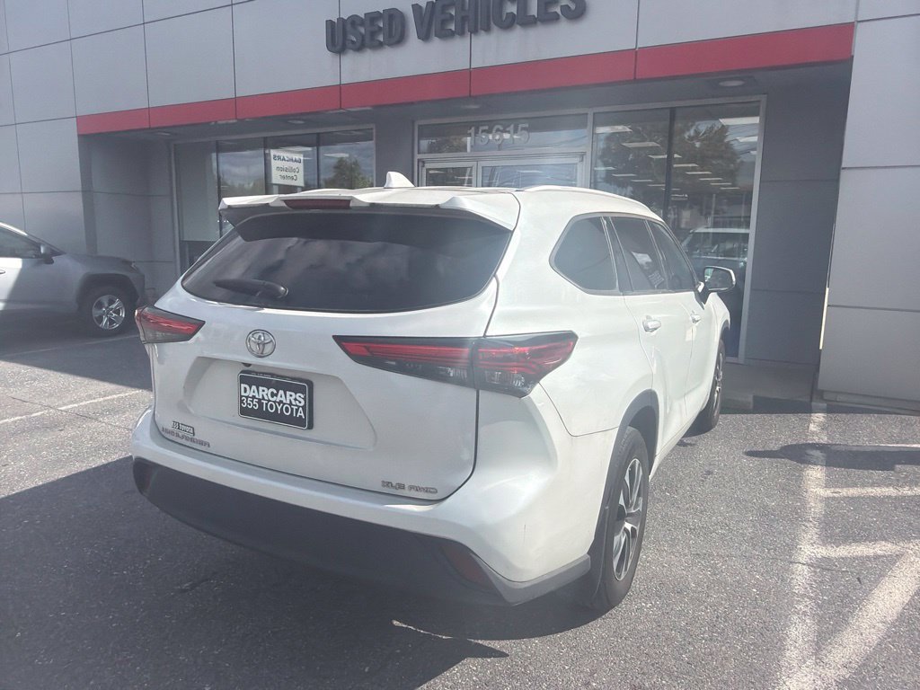 Used 2022 Toyota Highlander XLE AWD/4WD image 4