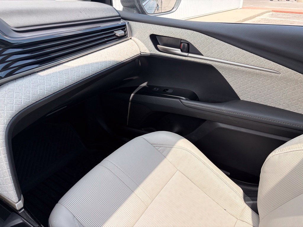 Used 2025 Toyota Camry XLE AWD/4WD image 43