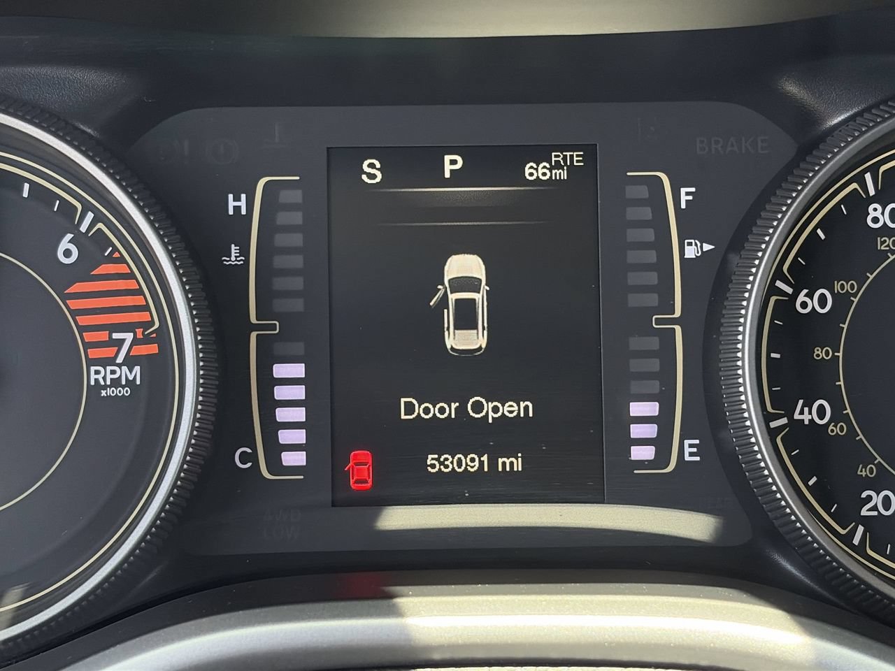Used 2018 Jeep Cherokee Latitude Plus w/ Comfort/Convenience Group FWD image 30