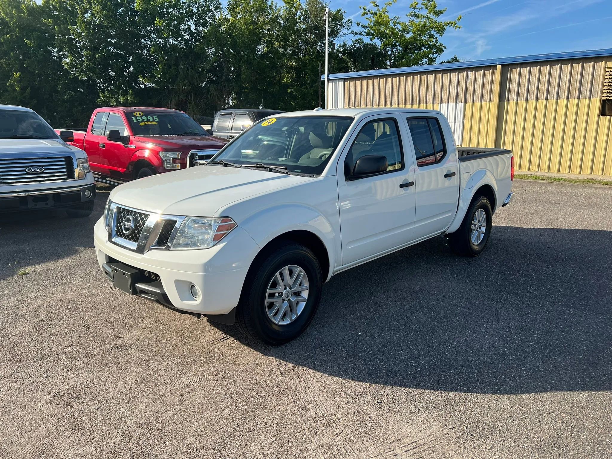 Used 2014 Nissan Frontier SV w/ SV Value Truck Package RWD image 2
