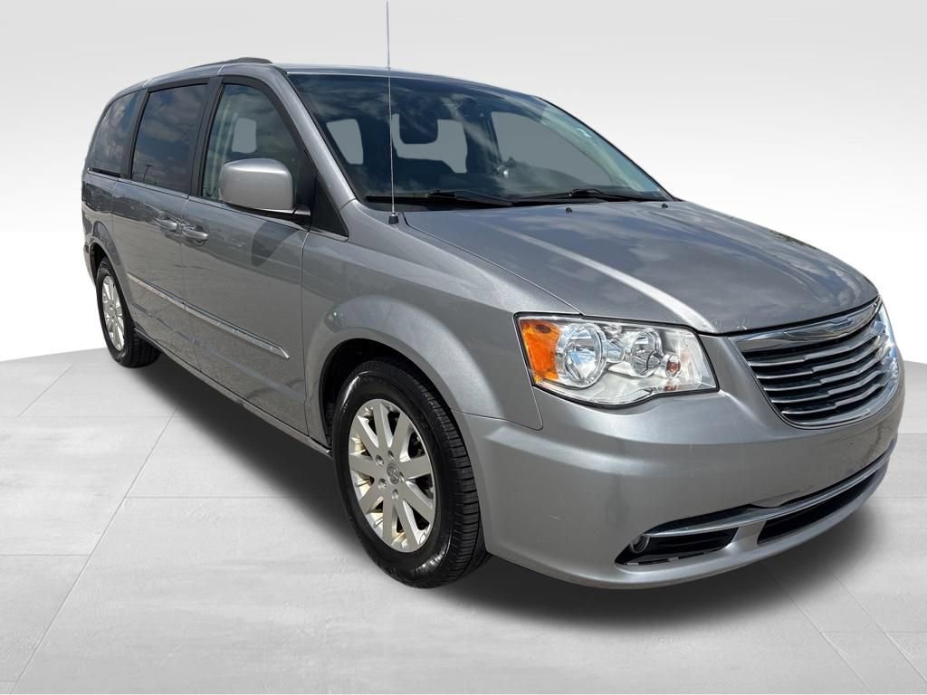 Used 2016 Chrysler Town & Country Touring FWD image 3