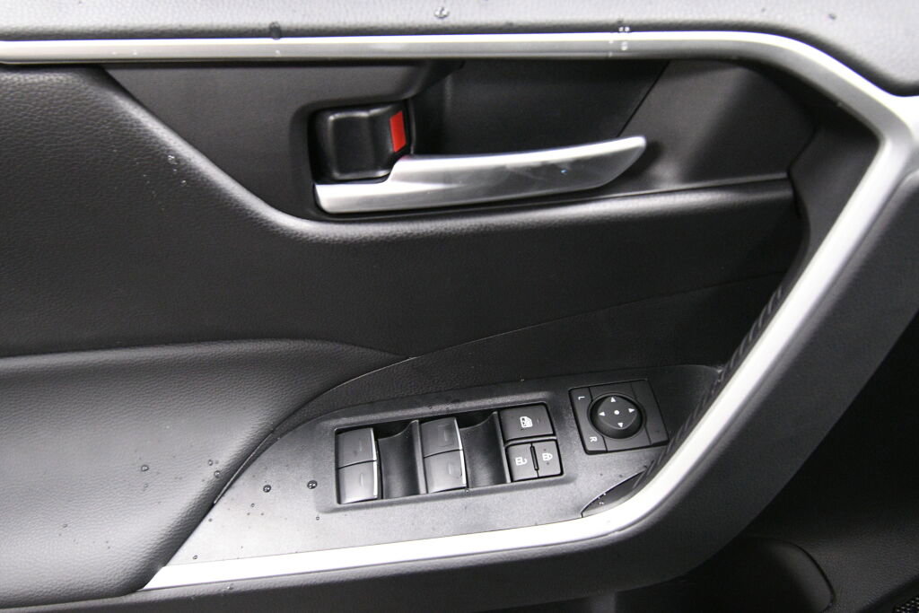 Used 2025 Toyota RAV4 XLE image 11