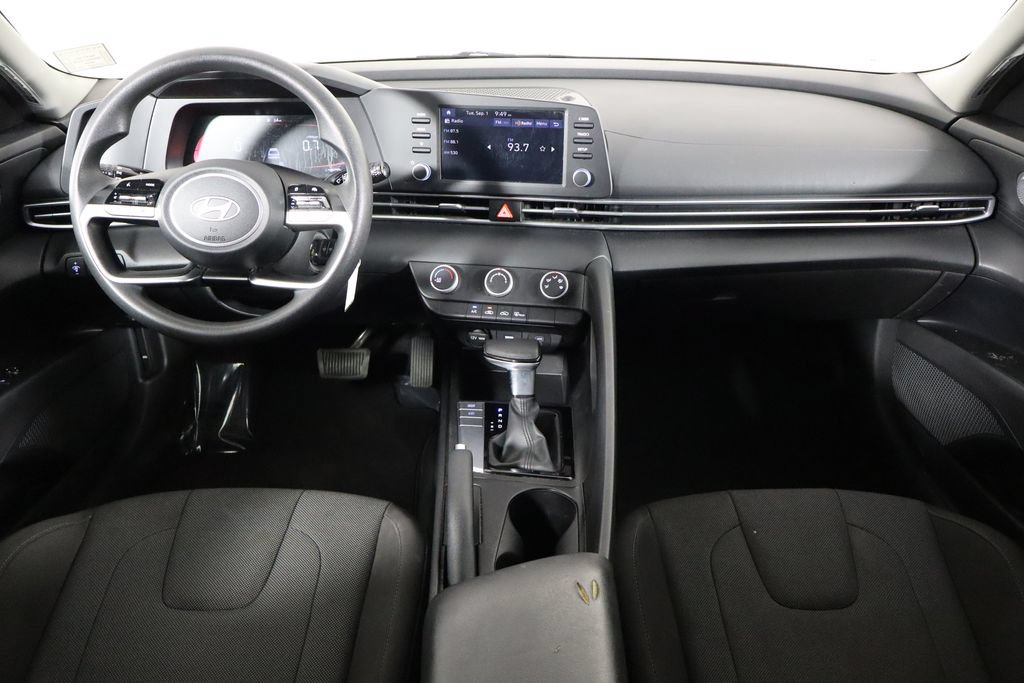 Used 2025 Hyundai Elantra SE FWD image 13