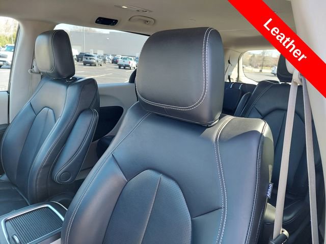 Used 2023 Chrysler Pacifica Touring-L image 6