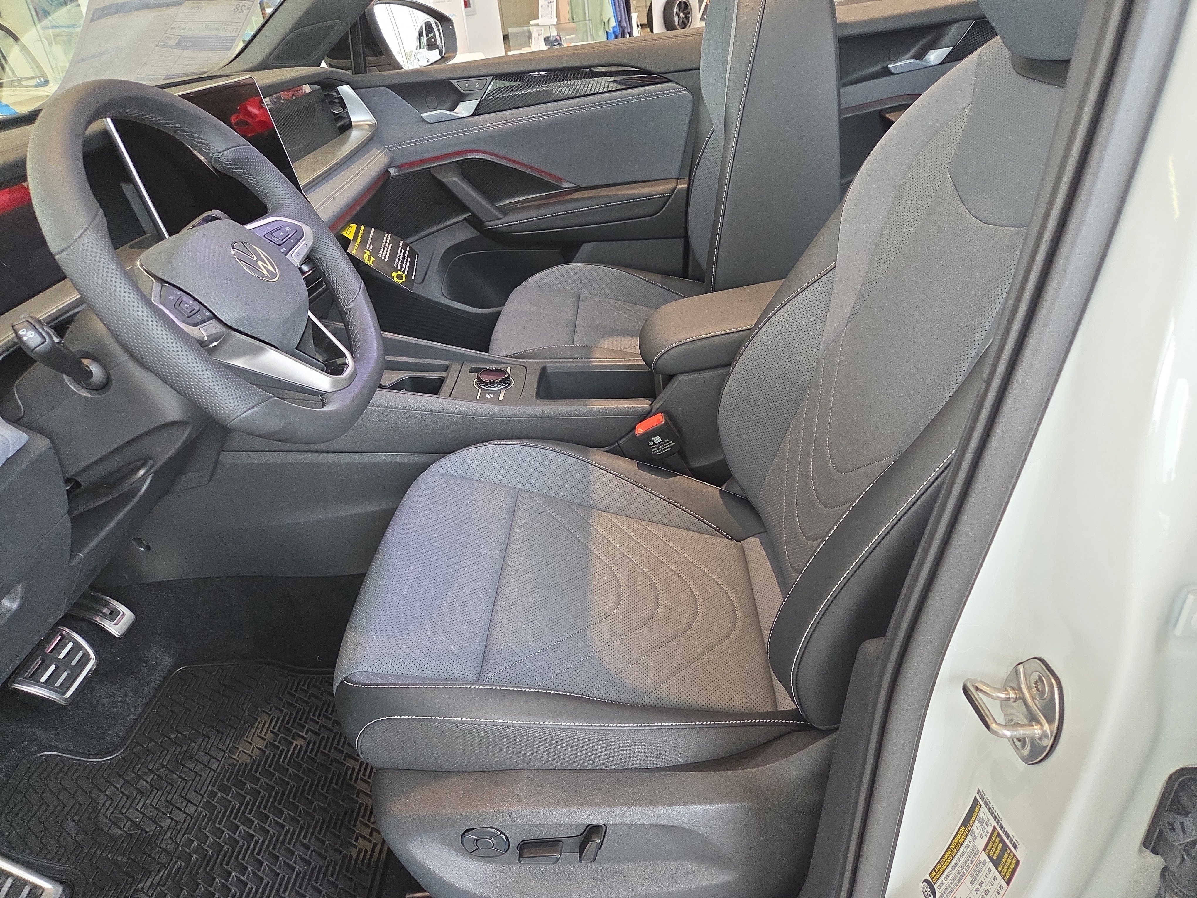 New 2026 Volkswagen Tiguan SE R-Line image 4