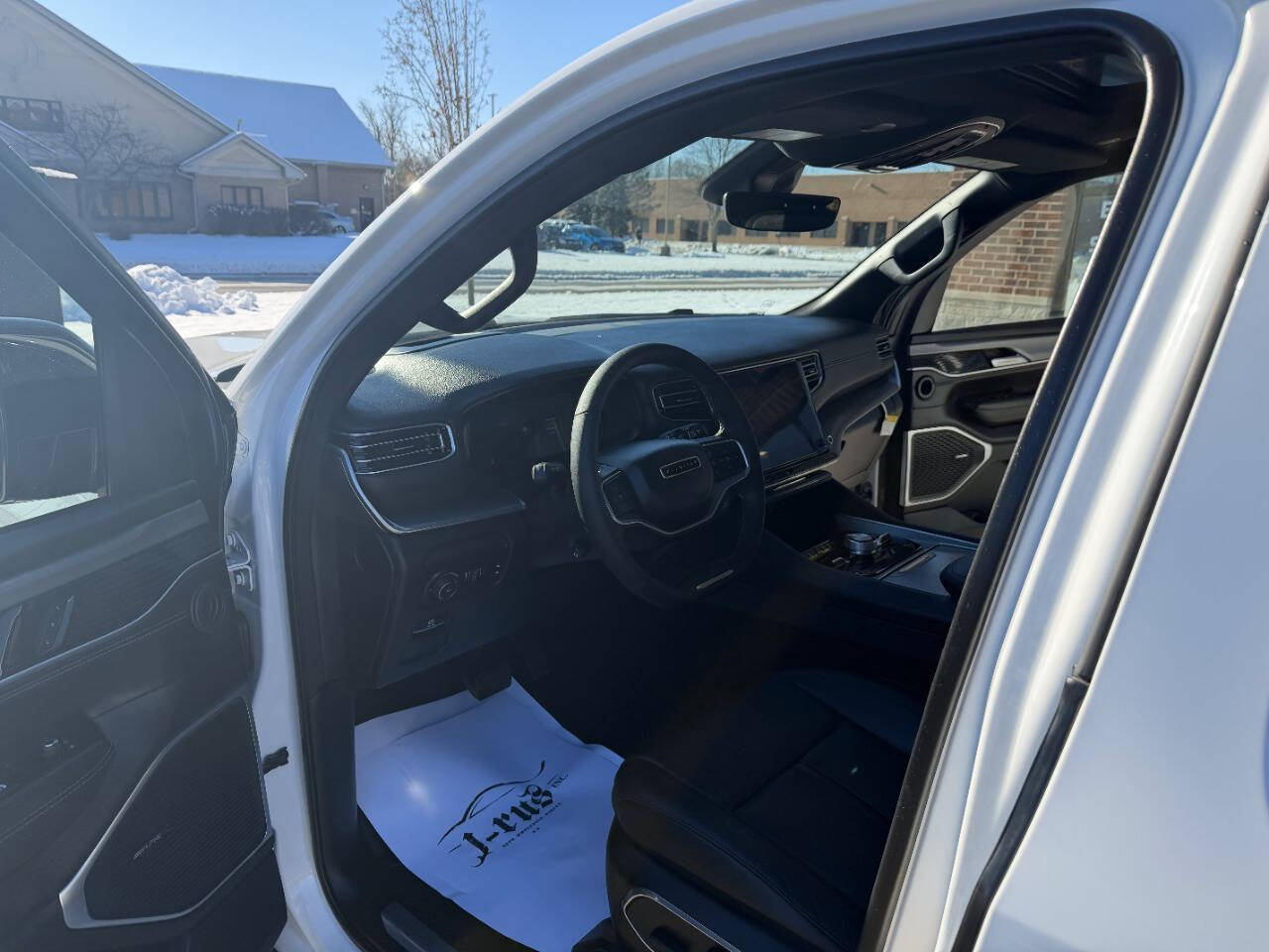 Used 2024 Jeep Wagoneer L Series II w/ Convenience Group I image 14