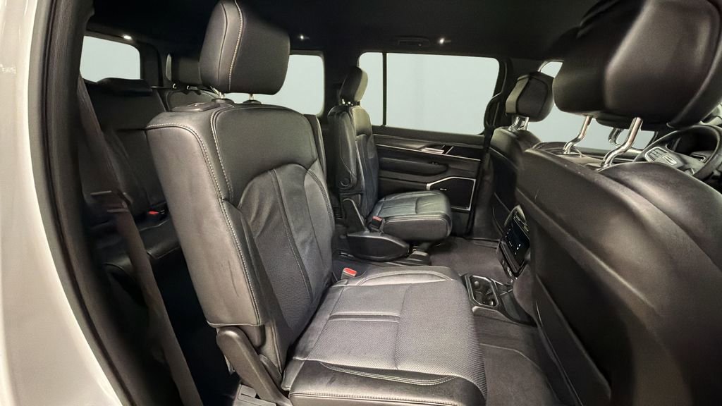 Used 2024 Jeep Wagoneer Series III AWD/4WD image 13