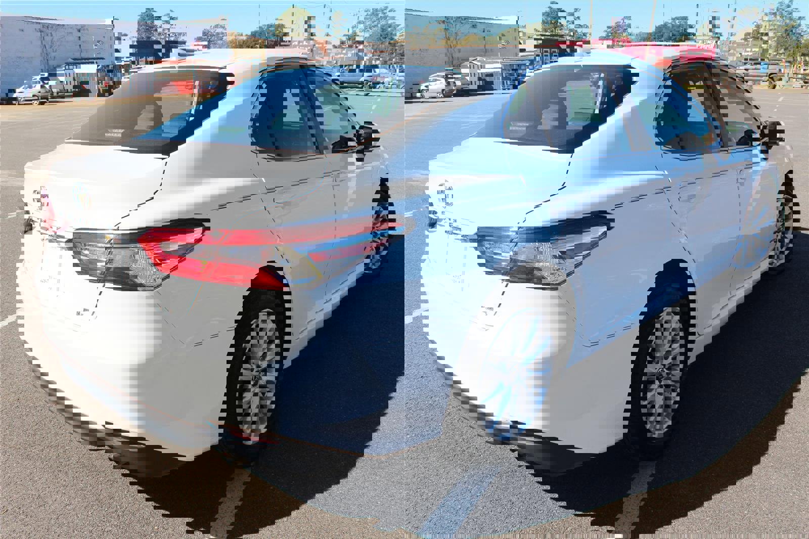 Used 2020 Toyota Camry LE image 14