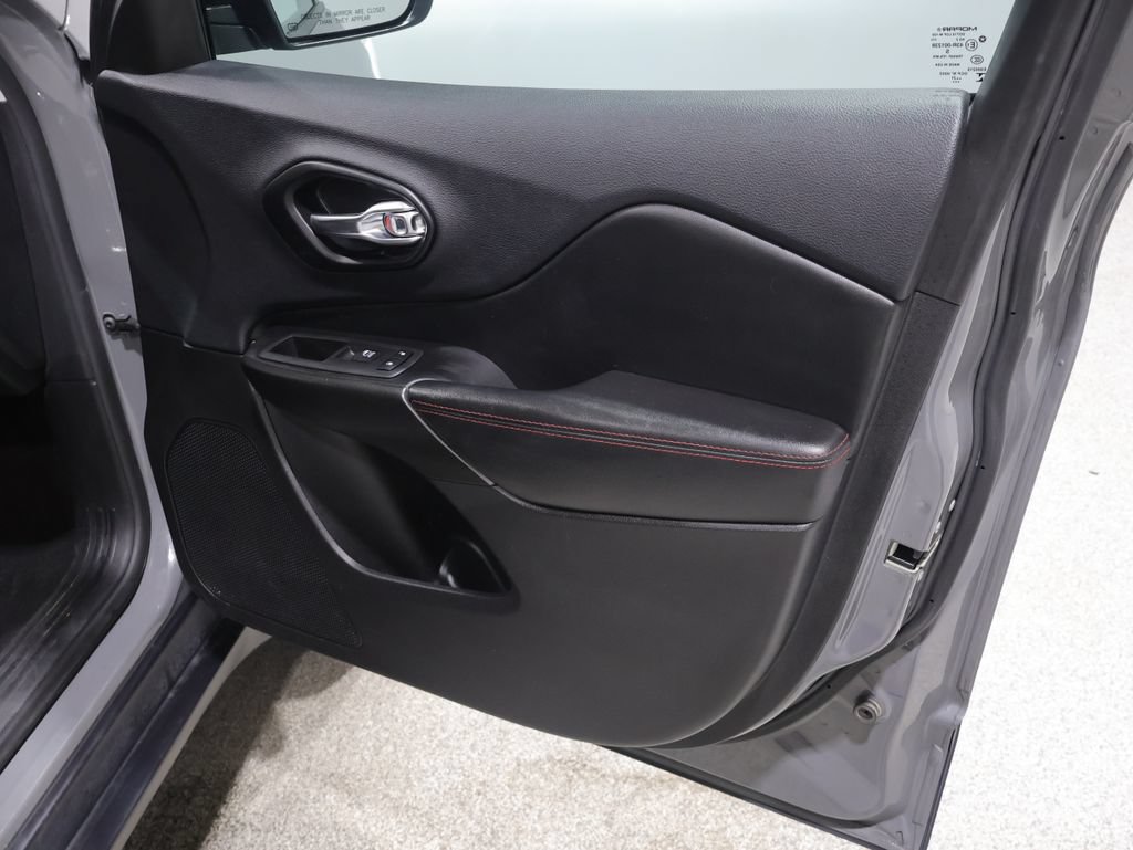 Used 2022 Jeep Cherokee Trailhawk AWD/4WD image 24