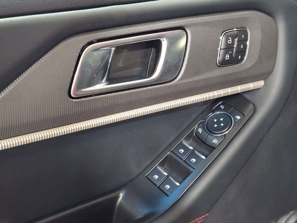 Used 2025 Ford Explorer ST-Line w/ Premium Package image 31