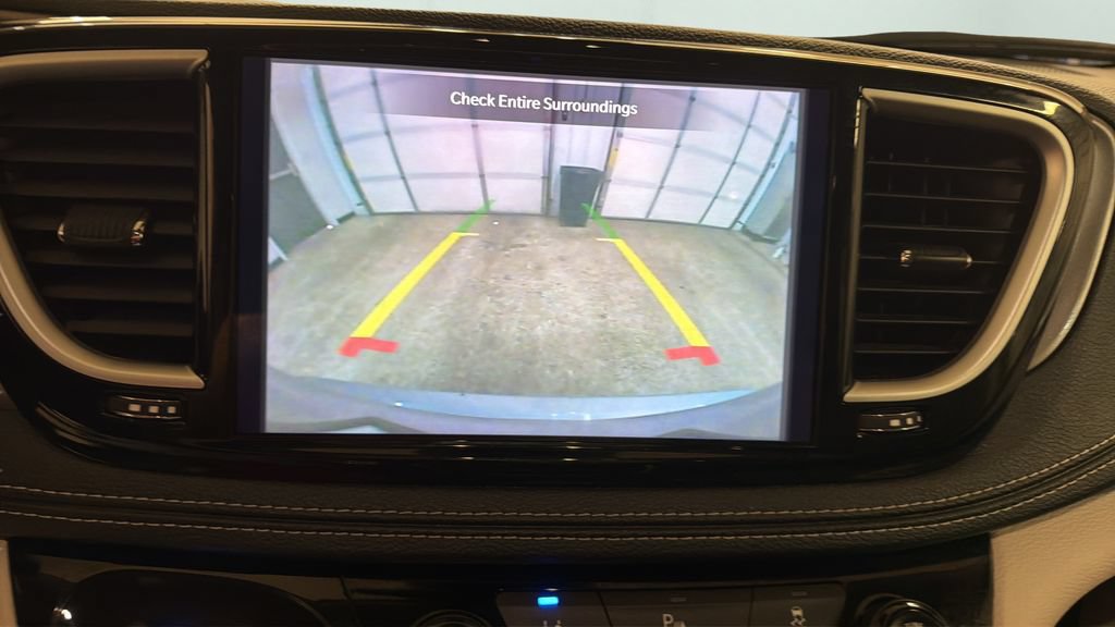 Used 2023 Chrysler Pacifica Touring-L FWD image 21