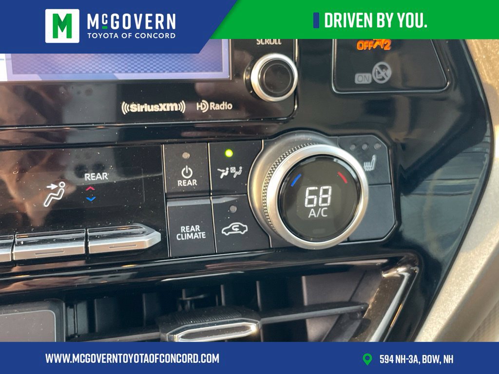 Used 2021 Toyota Highlander XLE AWD/4WD image 39